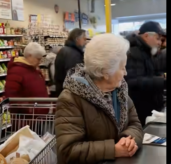 I Paid for an Elderly Woman’s Groceries When Her Card Was Declined – Two Days Later My Life Changed Completely